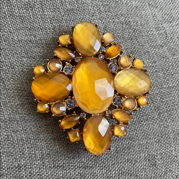 Jewelry - Elegant Gold Color Brooch